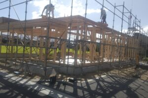 一棟建てるのに、何人の職人が関わっている？