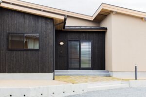 【コラム】自然素材「焼杉」とは？外壁に選ぶメリット